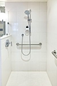 роскошный душ для инвалидов с керамической плиткой